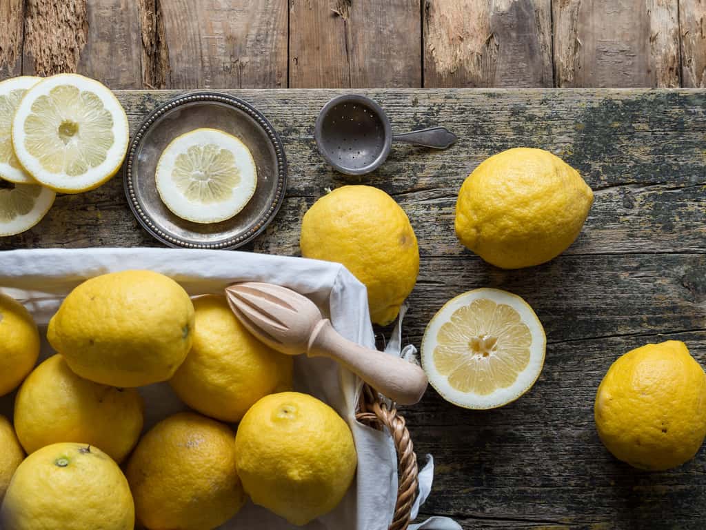 Le citron est un fruit gorgé de vitamine C. © Addictive Stock, Fotolia