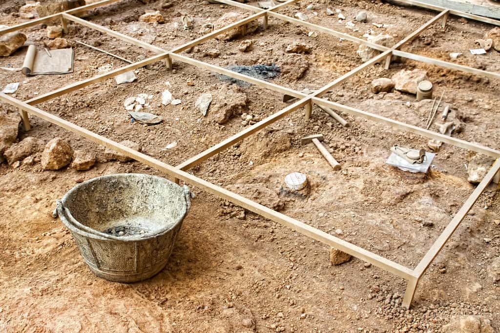 L'archéologue cherche des traces laissées par l'Homme depuis la Préhistoire. © mrks_v, Adobe Stock