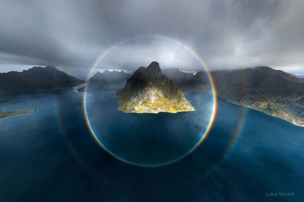 Un arc-en-ciel complet photographié en Norvège. © Lukas Moesch, Apod (Nasa)