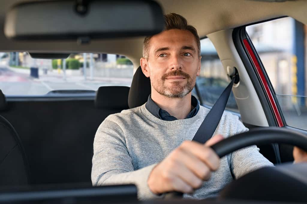 Homme dans une voiture © Shutterstock