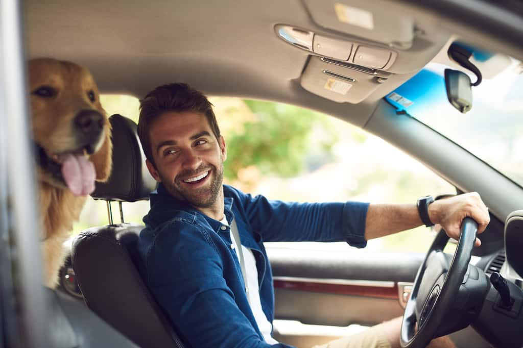 homme en voiture © Shutterstock