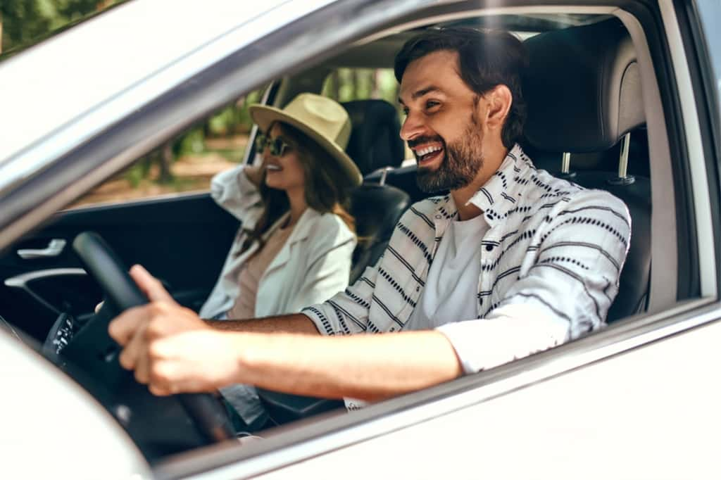 Couple en voiture © Shutterstock