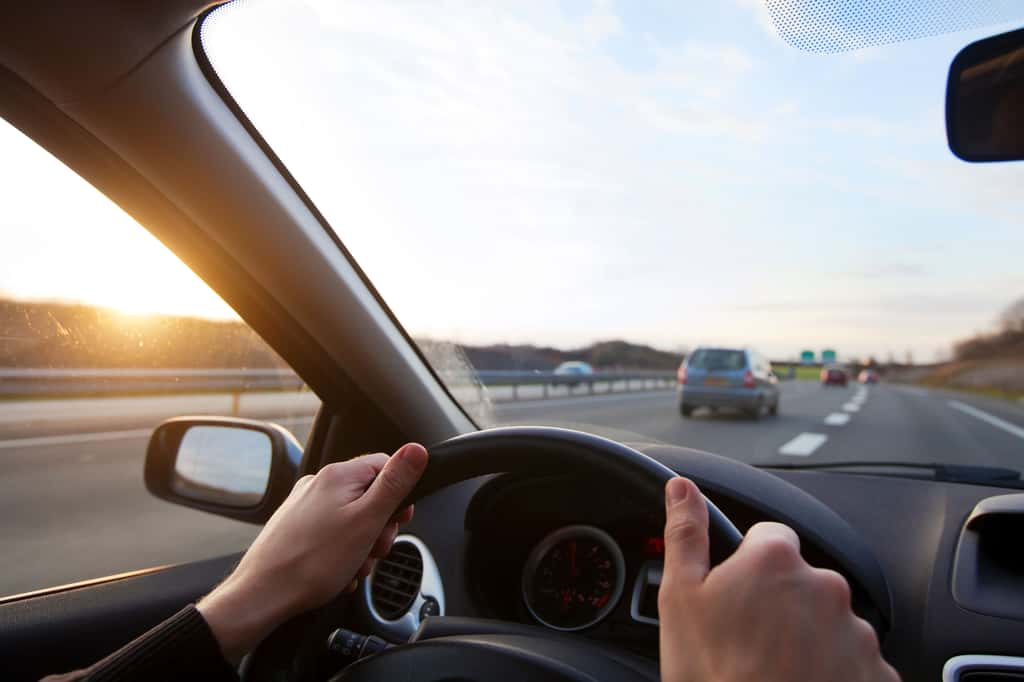 Voiture qui roule sur l'autoroute © Shutterstock