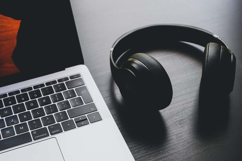 casque audio sans fil avec pc portable © Unsplash