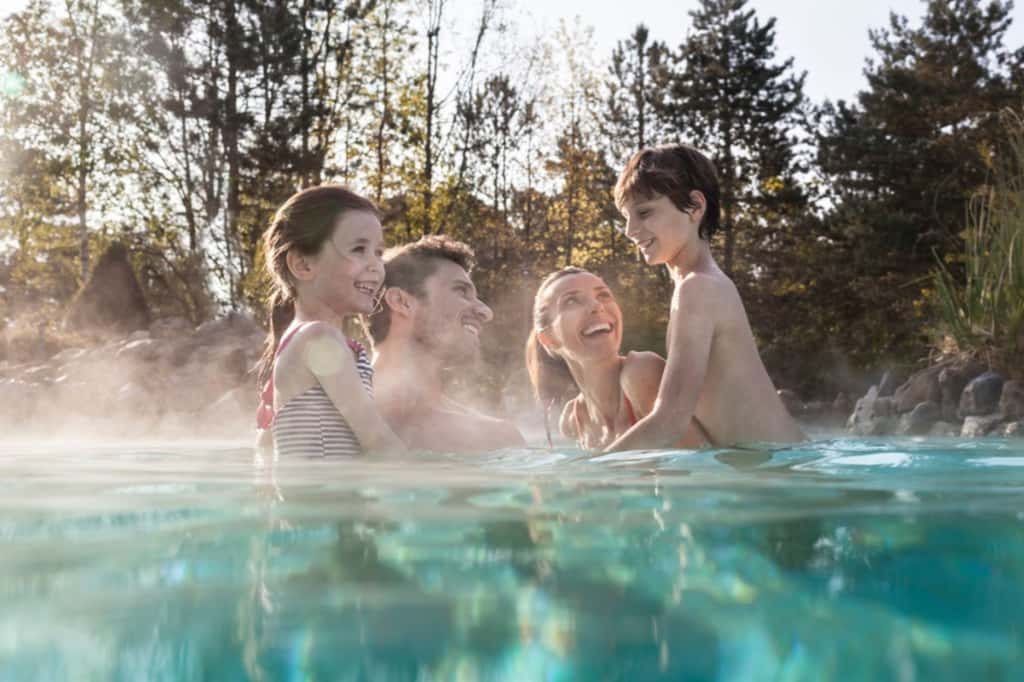 Famille à la piscine © Center Parcs