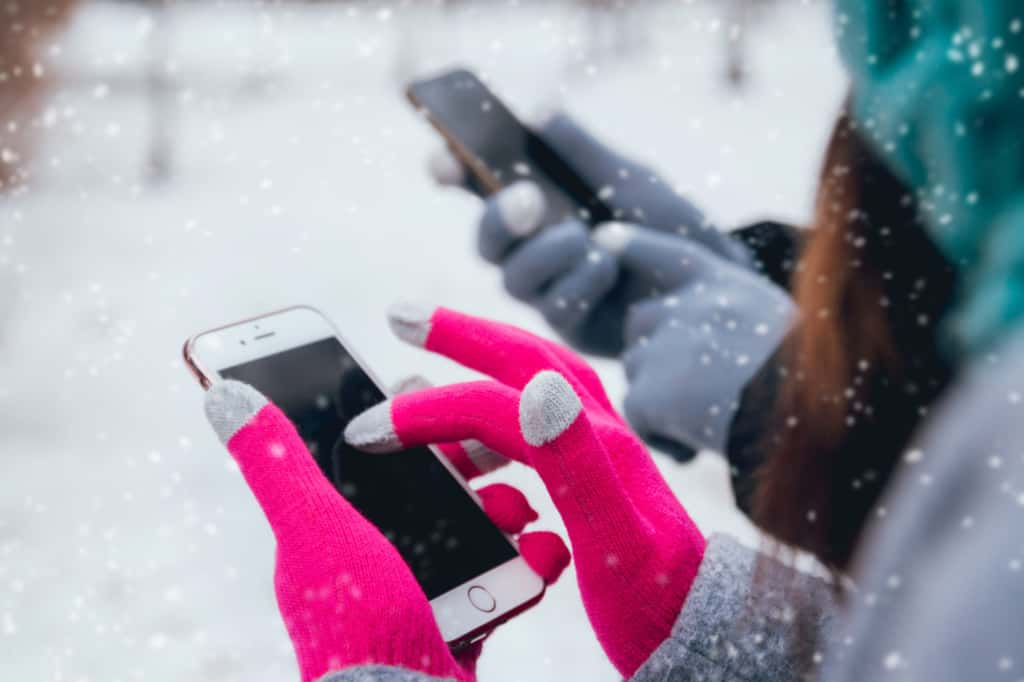 deux personnes avec gants tactiles © Shutterstock