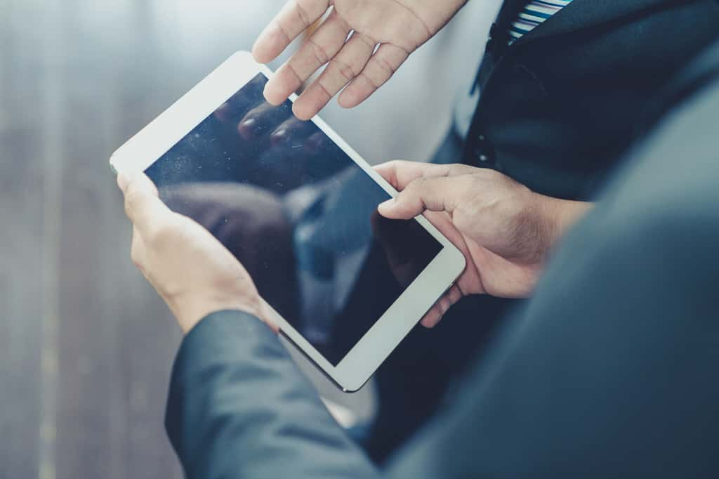  iPad dans les mains d'un homme © Shutterstock