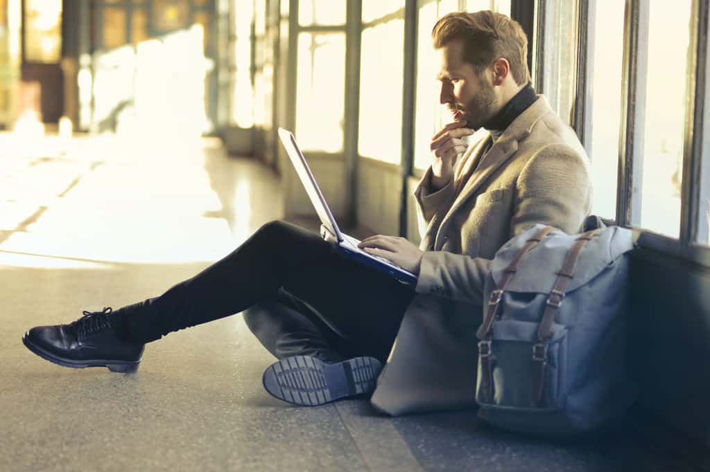 Sac à dos homme avec pc portable © Shutterstock