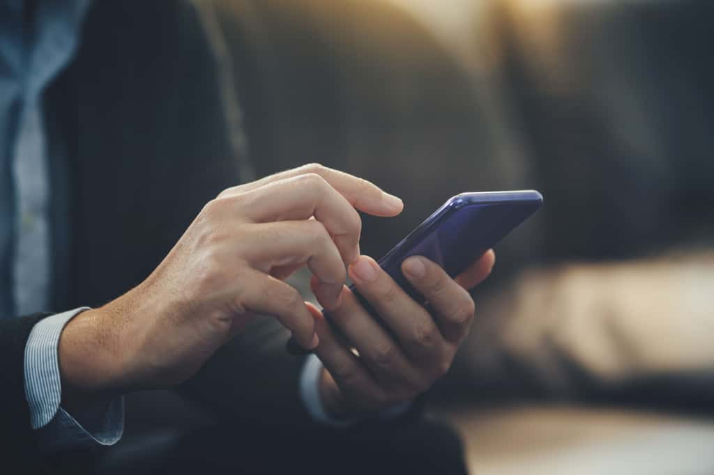 Homme avec un smartphone © Shutterstock