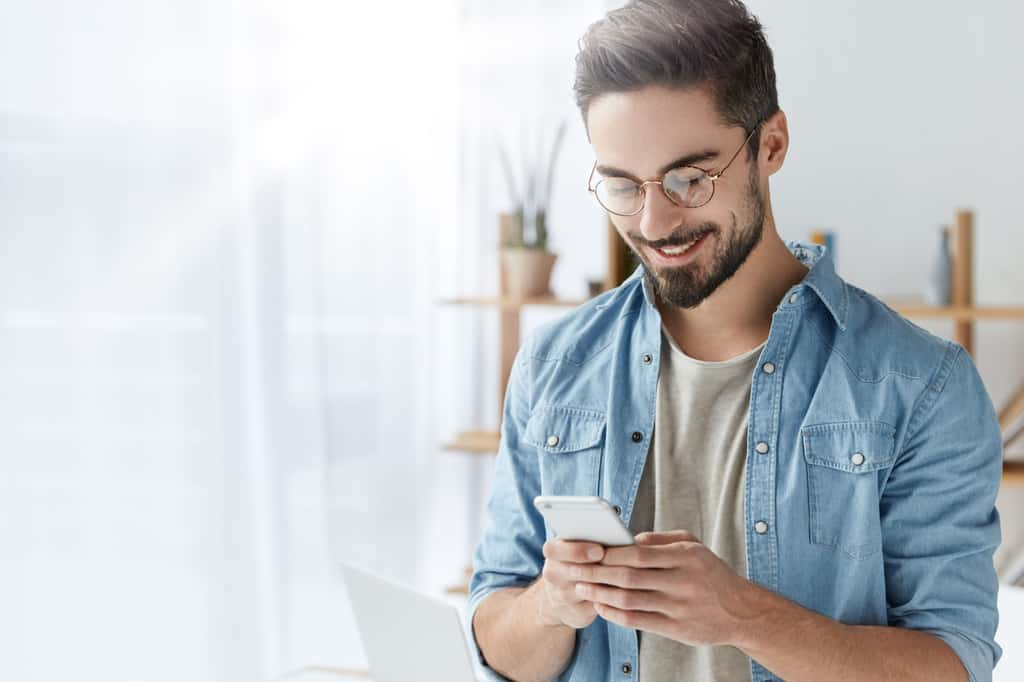 homme avec un smartphone © Shutterstock