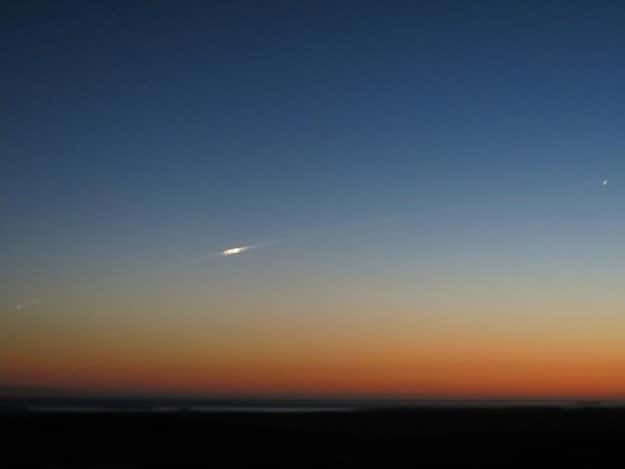 Les derniers instants du satellite Goce, photographiés au-dessus des îles Malouines, dans l'Atlantique sud, par Bill Chater le 10 novembre 2013 à 21 h 20 en heure locale, soit le 11 novembre à 1 h 20 en heure française métropolitaine. © Bill Chater