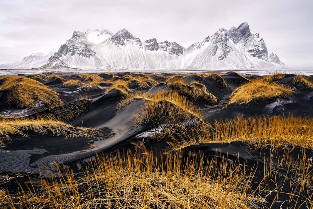 Montagne Vestrahorn derrière une plage de sable noire - Stokksnes, Islande. © Ivan Pedretti