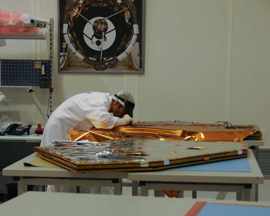 Ingénieur d'Astrium travaillant sur un des panneaux solaires de Gaia. © Rémy Decourt