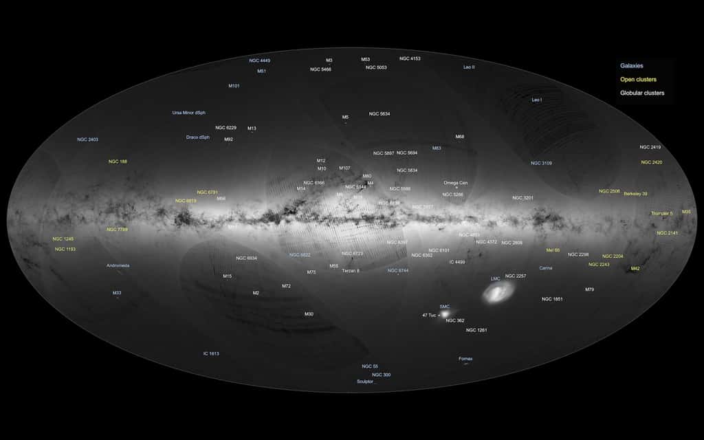 Les petits points blancs disséminés un peu partout sur la carte correspondent à des sources connues, des galaxies, des amas globulaires et des amas galactiques dont le nom le plus commun est indiqué au-dessus ou à côté de la source. Les deux galaxies très étendues dans l’hémisphère sud sont les Nuages de Magellan. Dans un petit point comme Messier 5 au milieu de la carte, Gaia a détecté plusieurs milliers d’étoiles. © ESA, Gaia, DPAC