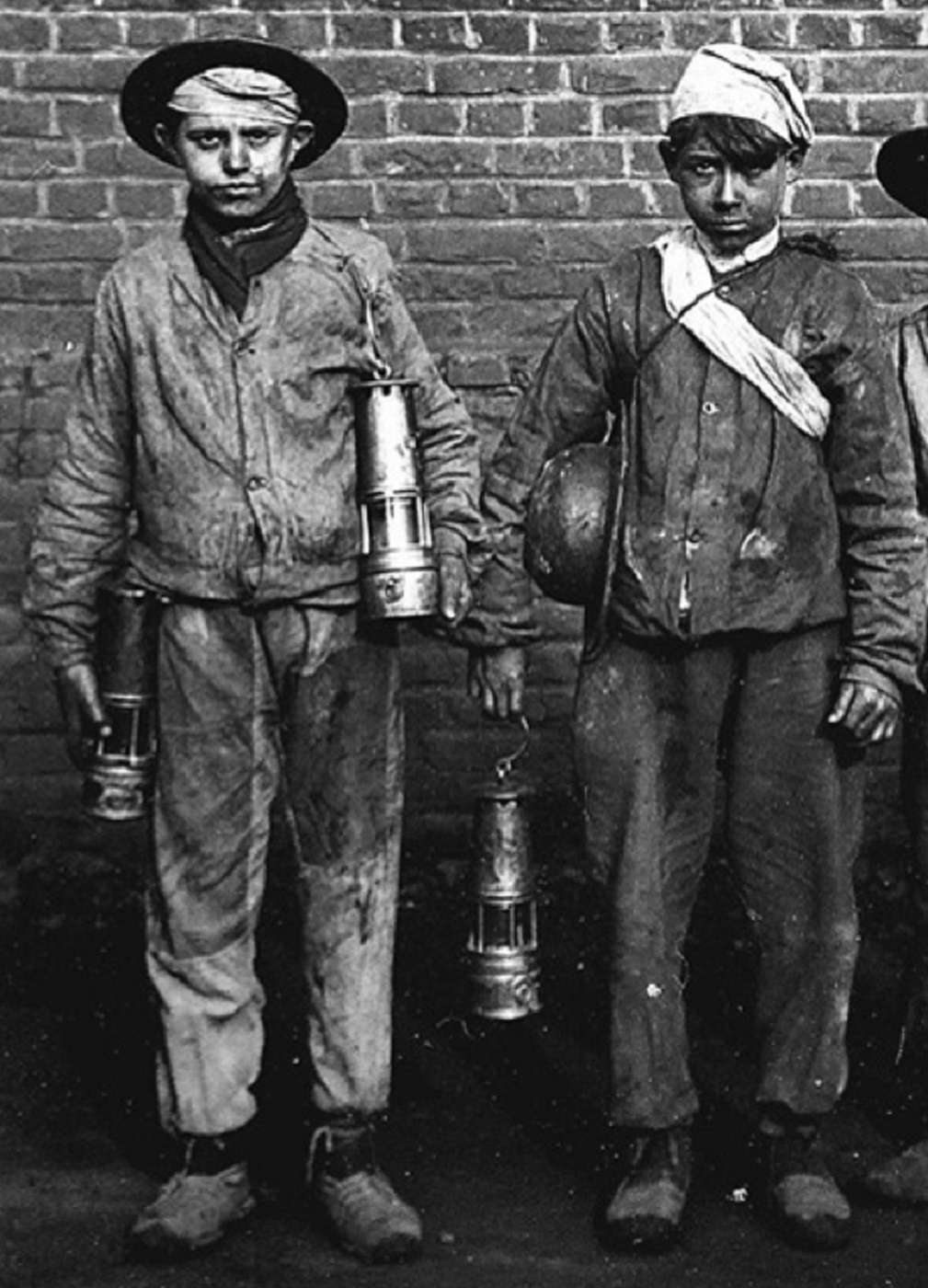 "Galibots", jeunes garçons envoyés dans les galeries trop étroites pour les adultes, vers 1910. Blog d'André de Marles. © blogspot.com.