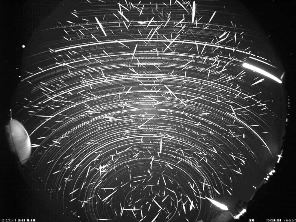 En 2017, c’était la cohue dans le ciel de décembre. Sur cette photo composite, des dizaines d’étoiles filantes ont zébré le ciel au cours de la nuit du 13 décembre. Plus de 160 météores par heure furent recensés. Un très bon cru ! © Juraj Tóth, AMOS Team