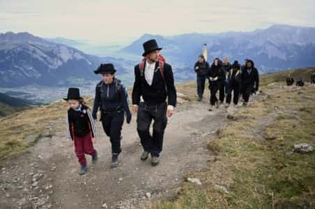 En Suisse, quelque 250 personnes ont participé à la marche funèbre en commémoration du Pizol, ce dimanche 22 septembre. © Fabrice Coffrini, AFP