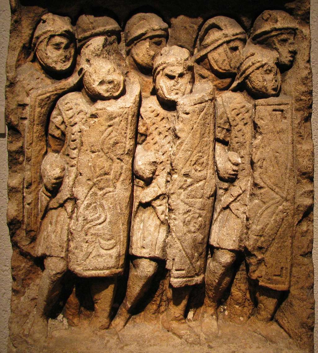 Stèle trouvée à Glanum (Saint Rémy de Provence), groupe de légionnaires en formation. Musée gallo-romain de Fourvière, Lyon. Auteur : Ursus, 2011. © Wikimedia Commons, domaine public.