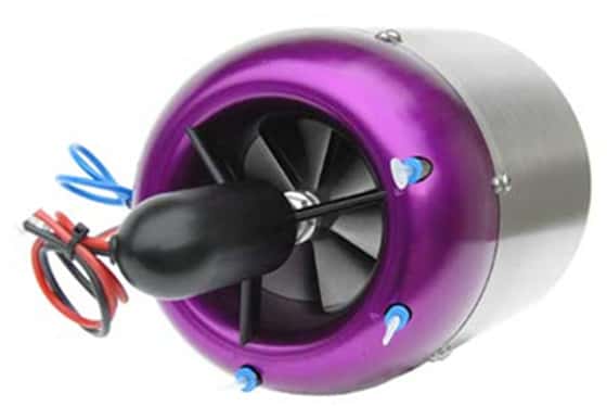Le réacteur d’AMT, baptisé Titan, est une turbine alimentée par du kérosène (le Jet A1 des avions ou le fuel domestique) et la lubrification est assurée par de l’huile ajoutée au carburant. La taille est réduite (147 x 385 mm) et le poids total avec les équipements est d’un peu plus de 4 kg. © ProAirsport