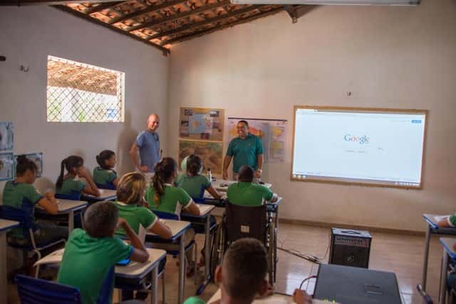 Pour le moment, Google teste son service de connexion Internet par ballons à petite échelle en Nouvelle-Zélande. Plus récemment, au Brésil, des élèves d’une école rurale ontpu accéder à la Toilepour la première fois grâce à la connexion 4G relayée par les ballons Loon. © Google Loon