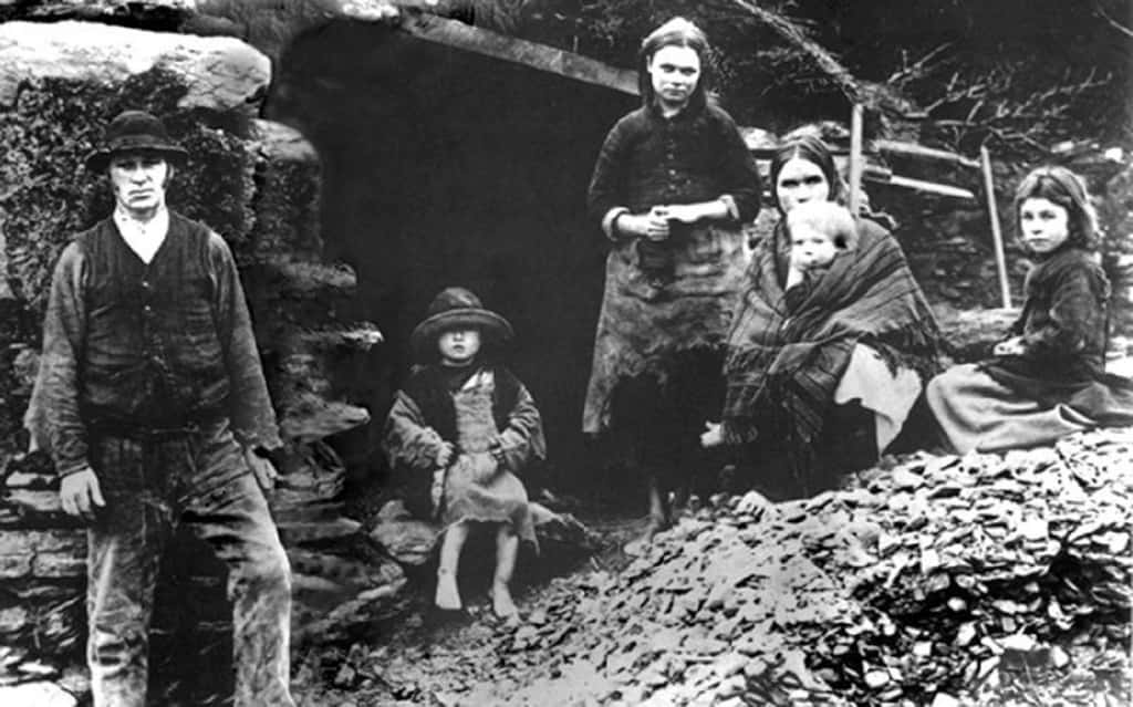 Famille irlandaise du comté de Kerry, village de Dingle, dans le contexte de la Grande Famine, vers 1850. Irish America Magazine. © Photo Sean Sexton.