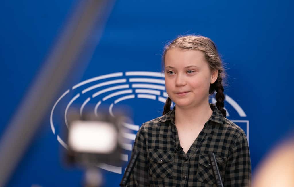 Greta Thunberg au parlement européen. © WikipediaImage de fond : la menace du réchauffement climatique pour notre monde. © Jozsitoeroe, Fotolia 