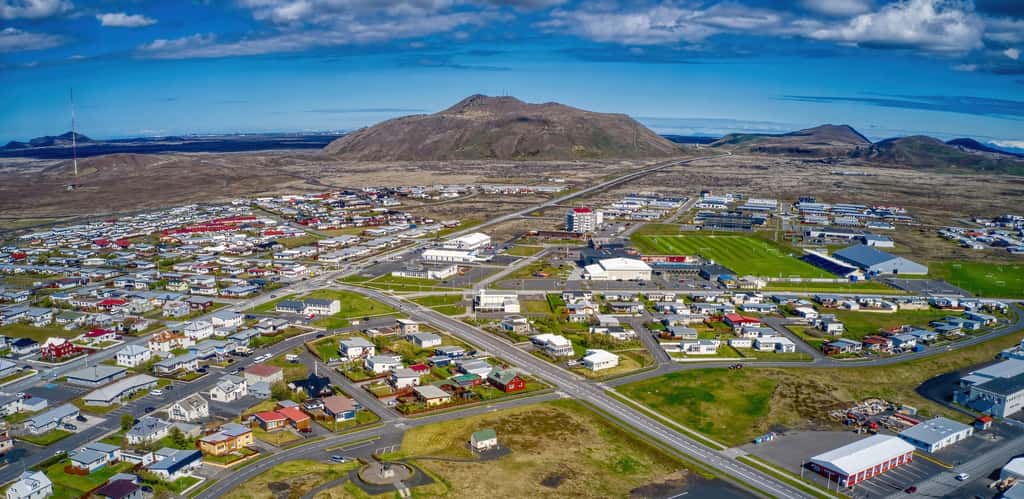 La ville de Grindavik devant le mont Þorbjörn. © Jacob, Adobe Stock