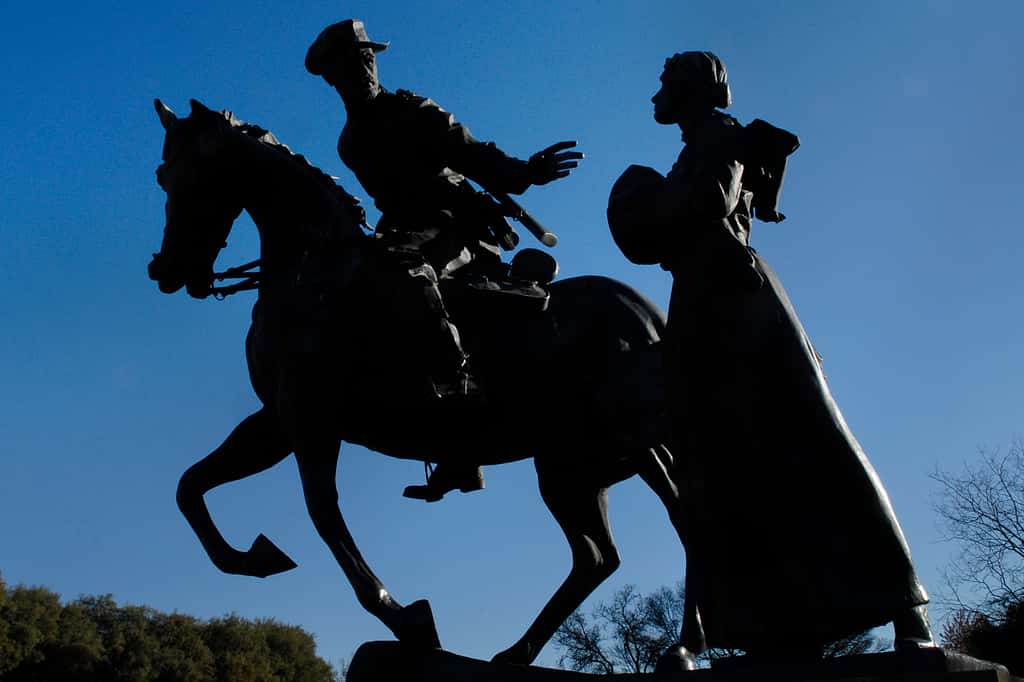 L'adieu des femmes à leurs maris partis combattre les Britanniques. Statue du sculpteur Danie de Jager installée au <em>Anglo-Boer War Museum</em> à Bloemfontein. © Lynne Stettevold, CC 3.0, domaine public