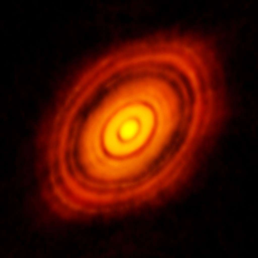 On connaissait déjà avant cette image de HL-Tauri et son disque, la plus précise jamais réalisée avec Alma – plus précise que les images habituellement obtenues dans le visible avec le télescope spatial Nasa/ESA Hubble. Ces observations d’Alma révèlent des structures dans le disque jamais observées auparavant et dévoilent même les emplacements possibles des planètes en formation dans les zones sombres au cœur du système. © Alma (ESO/NAOJ/NRAO)