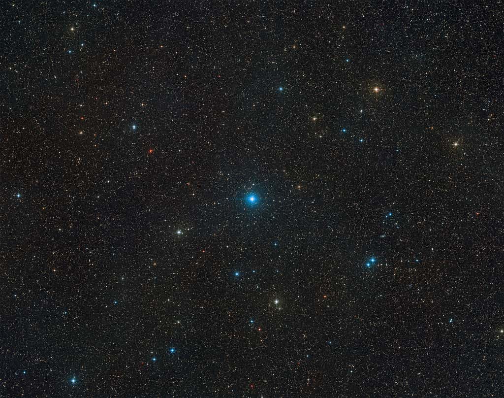 Sur cette vue à grand champ figure la région du ciel, dans la constellation du Télescope, qu’occupe HR 6819, un système triple composé de deux étoiles et du trou noir le plus proche de la Terre détecté à ce jour. Cette vue résulte d’une combinaison d’images issues du <em>Digitized Sky Survey 2</em>. Le trou noir ne peut être aperçu, à la différence des deux étoiles qui composent HR 6819, visibles depuis l’hémisphère Sud par temps clair et par nuit noire, sans jumelles ni télescope. © ESO, Digitized Sky Survey 2, Davide De Martin