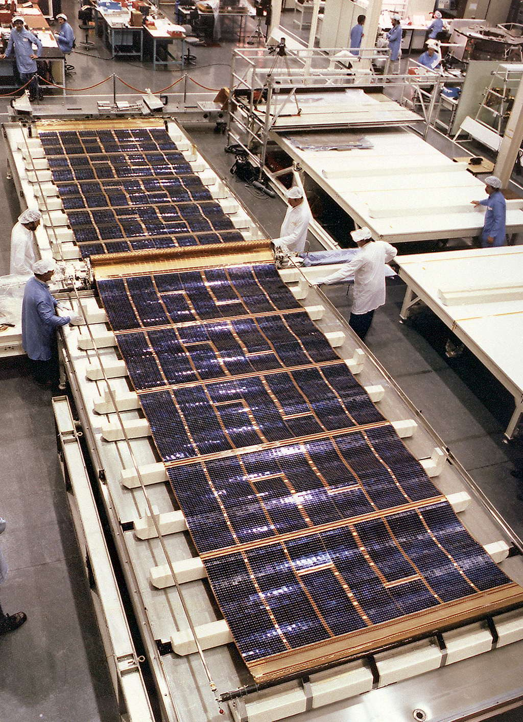 Test de déploiement des panneaux solaires du télescope spatial Hubble (1985). Ces panneaux solaires sont une des deux contributions de l'Agence spatiale européenne au programme. Ils seront remplacés pour la troisième fois en mars 2002 lors de la seconde partie de la troisième mission de service. © ESA, Nasa