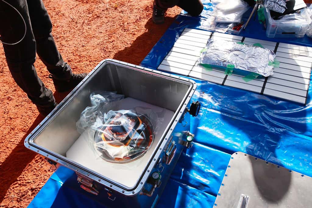 Le conteneur qui abrite les échantillons de l'astéroïde Ryugu. Les scientifiques s'attendent à ce que plus de 100 milligrammes ont été récupérés. © Jaxa