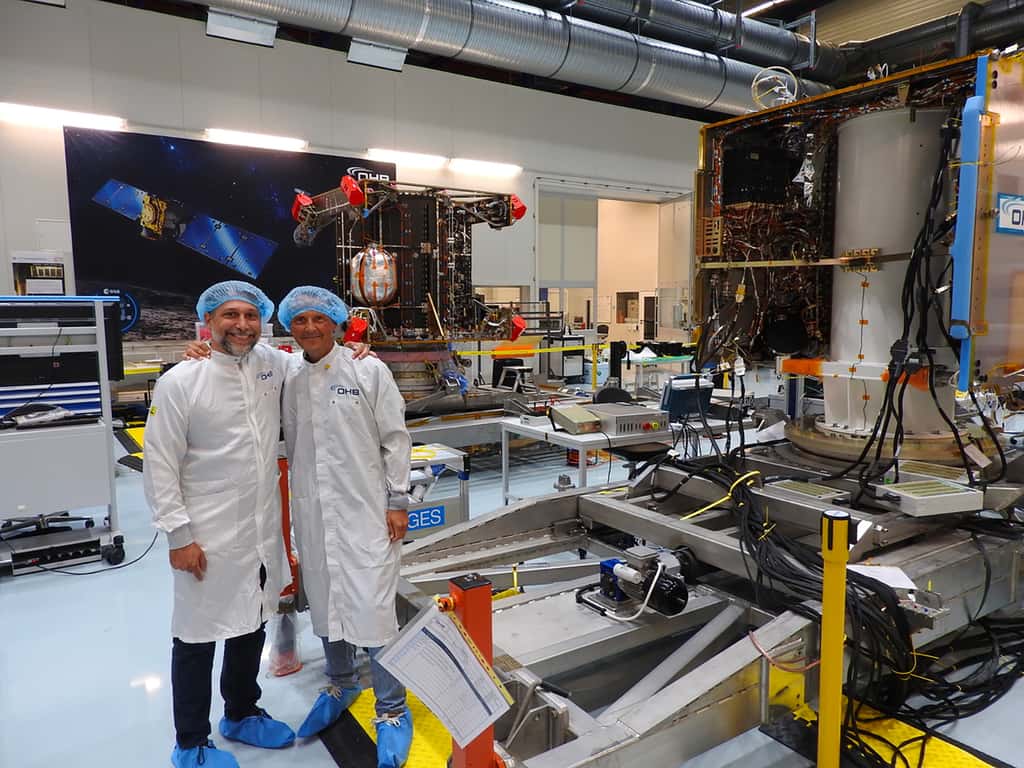 Sur cette image, Patrick Michel (à droite) pose avec Ian Carnelli, le manager ESA d’Hera, devant la sonde Hera en train d’être intégrée, dans la salle blanche d’OHB à Brême le 29 Juin dernier. On y voit le module de propulsion derrière les deux scientifiques et le cœur d’Hera sur leur droite (dont 7 km de câble). OHB