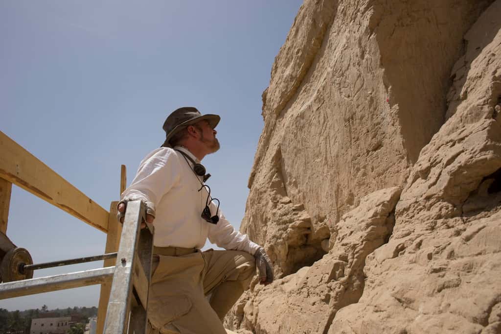 L’égyptologue John Coleman Darnell devant les hiéroglyphes géants de Nekheb. © <em>Yale University, Ministry of Antiquities</em>