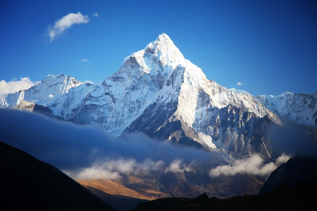 Le mont Everest dans la chaîne himalayenne, qui est actuellement en croissance. © Tarik Goc, Fotolia