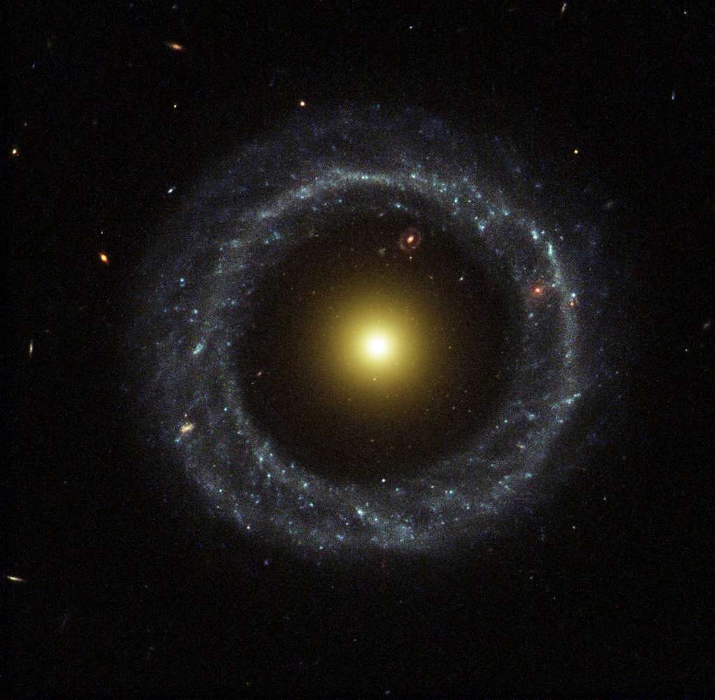L'objet de Hoag prend la forme d'un anneau presque parfait d'étoiles bleues entourant un noyau plus ancien d'étoiles jaunes. La galaxie est située dans la constellation du Serpent, à environ 600 millions d'années-lumière. Le diamètre apparent du noyau est de 6″, correspondant à 17 ± 0,7 kal, tandis que le diamètre interne de l'anneau est de 28″, soit 75 ± 3 kal, et son diamètre externe de 45″, soit 121 ± 4 kal, légèrement plus grand que la Voie lactée. © Wikipédia, <em>NASA and The Hubble Heritage Team</em> (STScI/AURA) ; Ray A. Lucas (STScI/AURA)