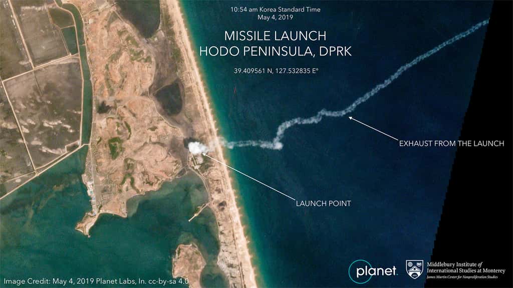 La traînée de fumée flottante du missile lancé par la Corée du Nord sur la péninsule de Hodo (mai 2019). © 2019 Planet Labs, Inc.