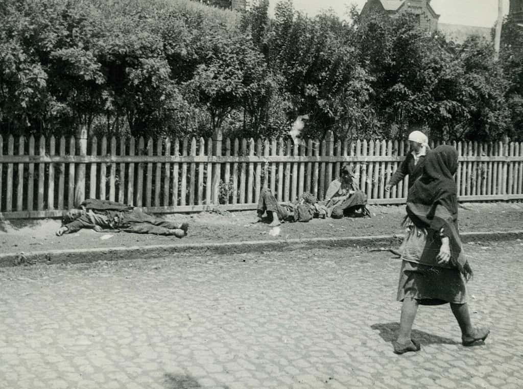 Paysans affamés dans une rue de Kharkiv, 1933 par Alexander Wienerberger © Wikimédia Commons, domaine public