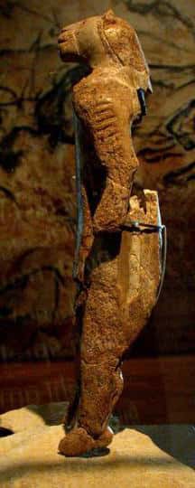 La statuette dite de l'homme-lion, haute de 30 cm et découverte en 1939 dans la grotte de Hohlenstein-Stadel (Bade-Wurtemberg, Allemagne), en plusieurs morceaux. Datant de 32.000 ans, elle représente un homme coiffé d'une tête de lion (ou de lionne) des cavernes. © JDuckeck, DP