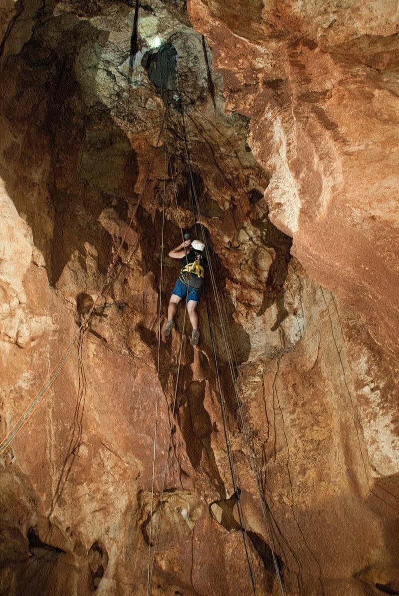 Pour les premières fouilles, l'entrée de la grotte imposait aux paléoanthropologues une descente en rappel. © Assaf Peretz, <em>Israel Antiquities Authority</em>