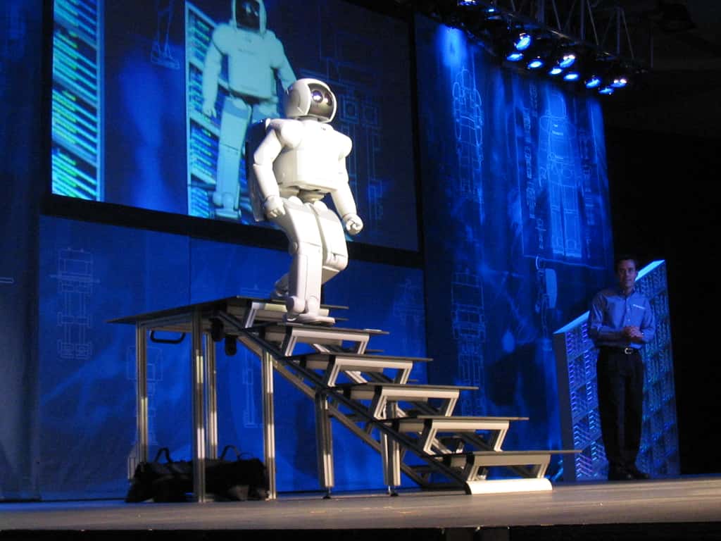 Chaque apparition publique d’Asimo soulève son pesant de frénésie, comme s’il servait de bande-annonce au robot de forme humaine comme chacun a pu en rêver. © Wikimedia Commons