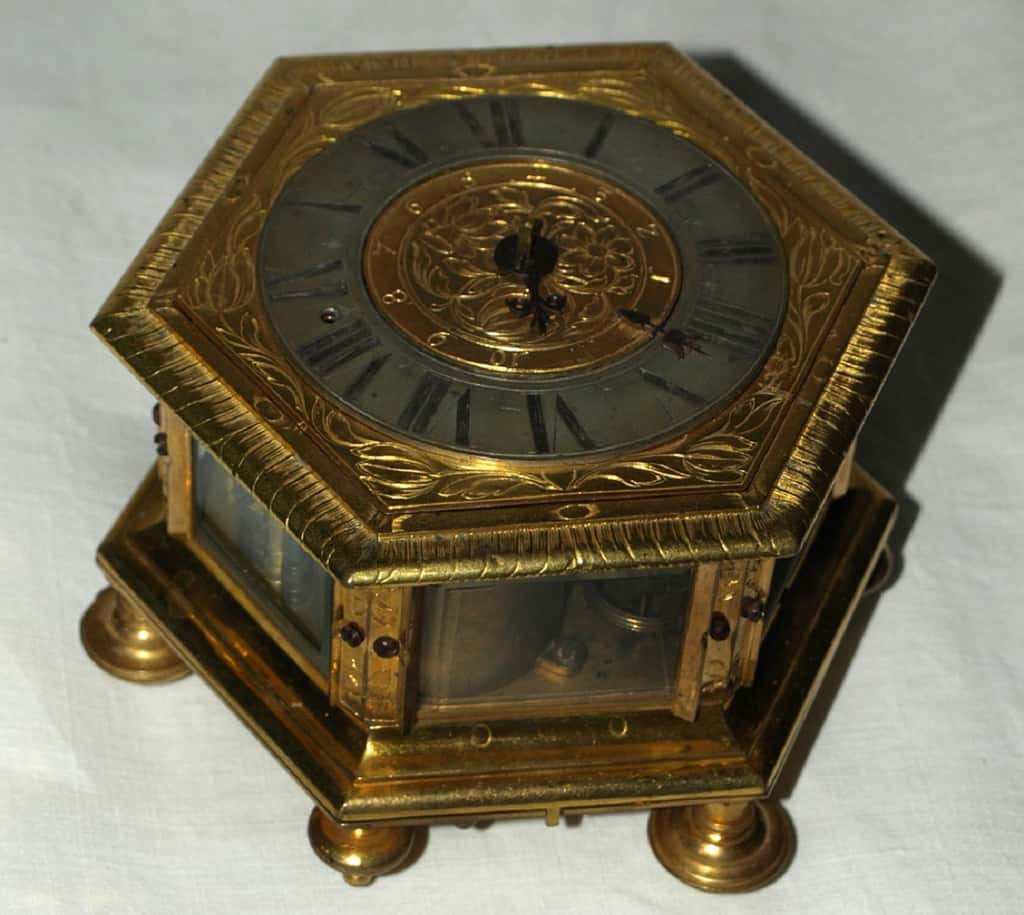 Horloge de table hexagonale à sonnerie, fabriquée à Augsbourg par David Buschmann, vers 1660. © antiquités-catalogue.com