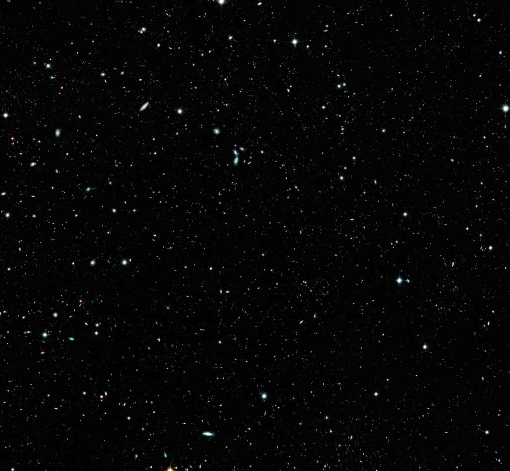 Regardez bien : il y a 265.000 galaxies sur cette image ! Vous pouvez obtenir cette image en haute résolution <a href="http://imgsrc.hubblesite.org/hvi/uploads/image_file/image_attachment/31689/STSCI-H-p1917b-q-5198x4801.png" target="_blank">ici</a> (5.198 x 4.801 px, 37 Mb) et en très, très haute résolution <a href="http://imgsrc.hubblesite.org/hvi/uploads/image_file/image_attachment/31688/STSCI-H-p1917b-f-20791x19201.png" target="_blank">ici</a> (20.791 x 19.201 px, 529 Mb). © Nasa, ESA, G. Illingworth and D. Magee (<em>University of California</em>, Santa Cruz), K. Whitaker (<em>University of Connecticut</em>), R. Bouwens (<em>Leiden University</em>), P. Oesch (<em>University of Geneva</em>), <em>and the Hubble Legacy Field team</em>