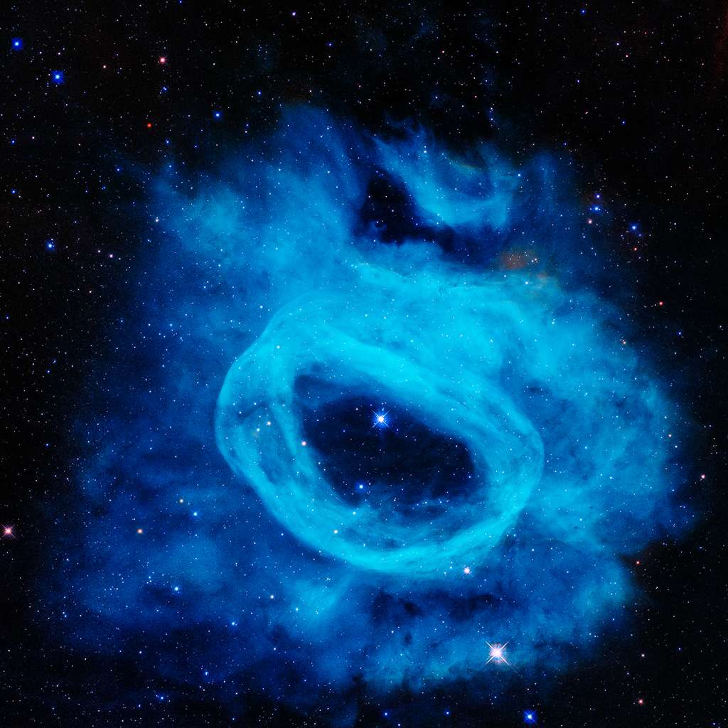 NGC 2020, avec au centre une étoile de type Wolf-Raye. La couleur provient de l'oxygène gazeux, chauffé à environ 11.000 degrés Celsius, ce qui est beaucoup plus chaud que l'hydrogène gazeux qui l’entoure. © Nasa, ESA and STScI