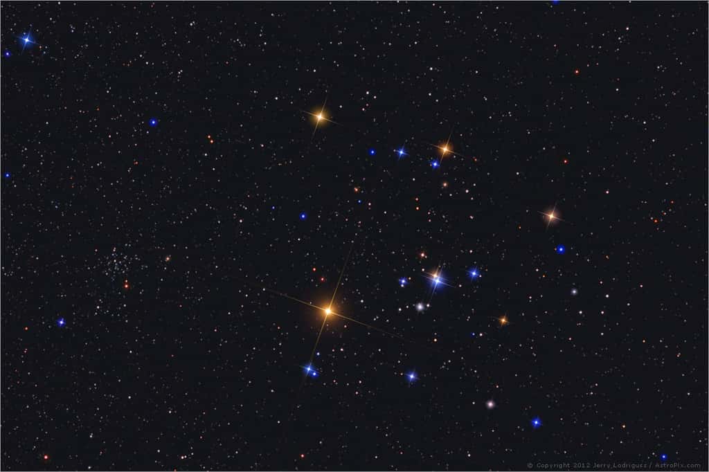 L’amas ouvert des Hyades qui compose la tête du Taureau. L’étoile la plus brillante, au premier plan, est Aldebaran. Elle n’appartient pas à l’essaim de jeunes étoiles. © Jerry Lodriguss