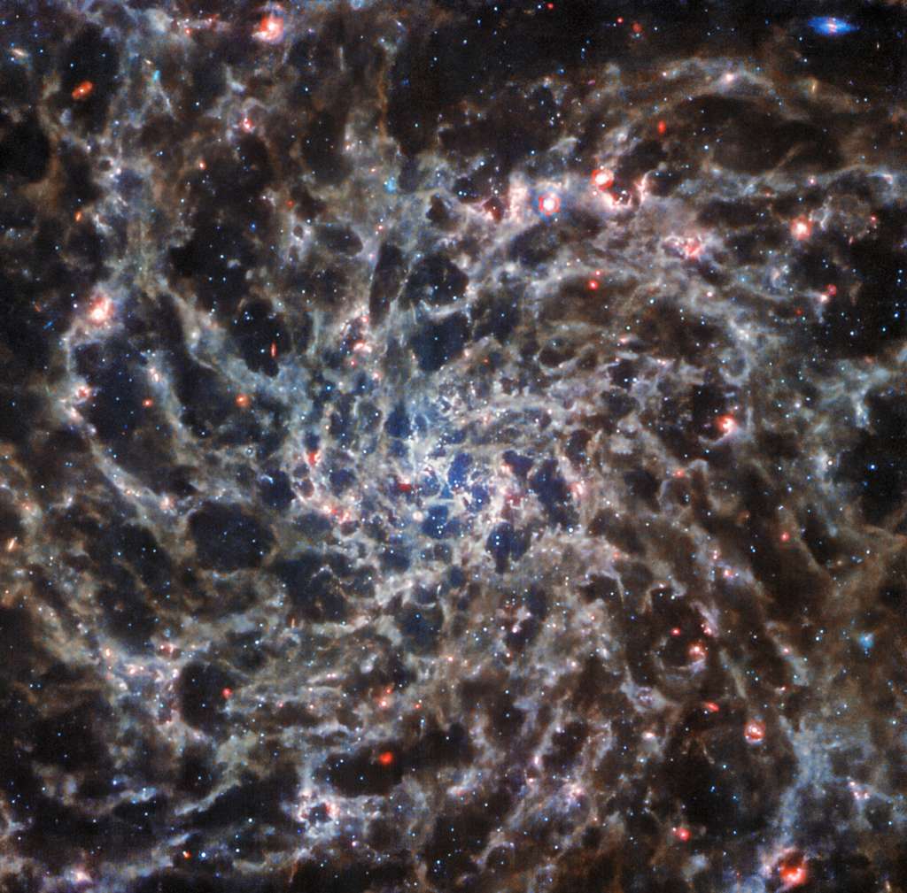 La belle galaxie spirale IC 5332 étudiée par le programme Phangs avec le télescope spatial James-Webb. Image qui nous dévoile les couches souterraines de la galaxie, en complément de celles d'Hubble (voir plus bas). © ESA, Webb, Nasa &amp; CSA, J. Lee, the PHANGS-JWST, PHANGS-HST Teams