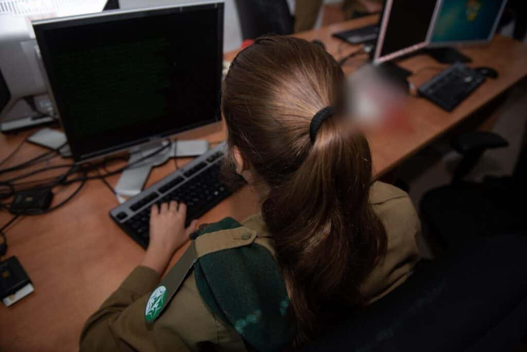 Les jeunes membres de l’unité travaillent par petites équipes sur leurs missions avec un degré de liberté leur permettant de sortir des sentiers battus. © IDF