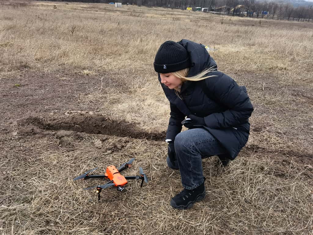 Veronika, une psychologue de 30 ans, souhaite apprendre à piloter des drones pour aller rejoindre le front d’ici l’été. Elle est formée au maniement des armes et considère que chaque être humain vivant en Ukraine doit acquérir des compétences pour défendre son pays, sa famille. © Sylvain Biget