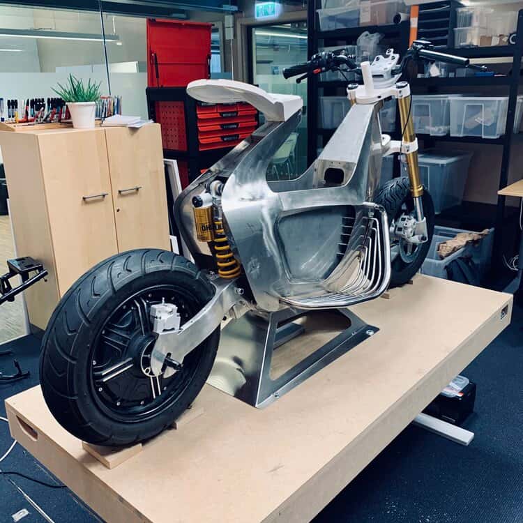 Le prototype du scooter en cours d'assemblage. © Stilride