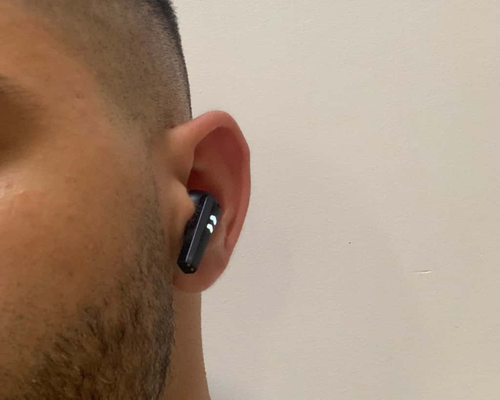 Les écouteurs tiennent assez bien aux oreilles et pourront même vous accompagner durant le sport © Naïm Bada, Futura